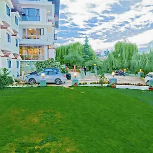 Resort Royal Jardin Whistling Pines